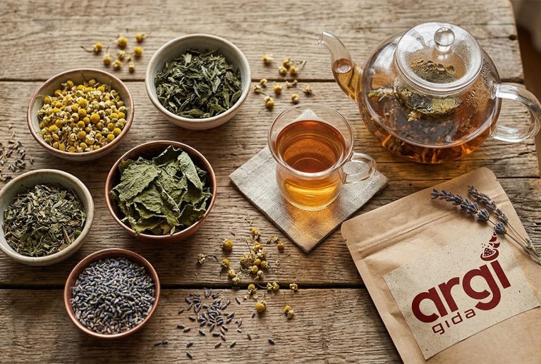 Doğal bitkilerden hazırlanan çay çeşitleri, aromatik ve keyifli içecek alternatifleri sunar. Sindirim, bağışıklık ve rahatlama amaçlı tercih edilen bitki çayları geniş ürün seçenekleriyle müşterilerimize ulaştırılır.